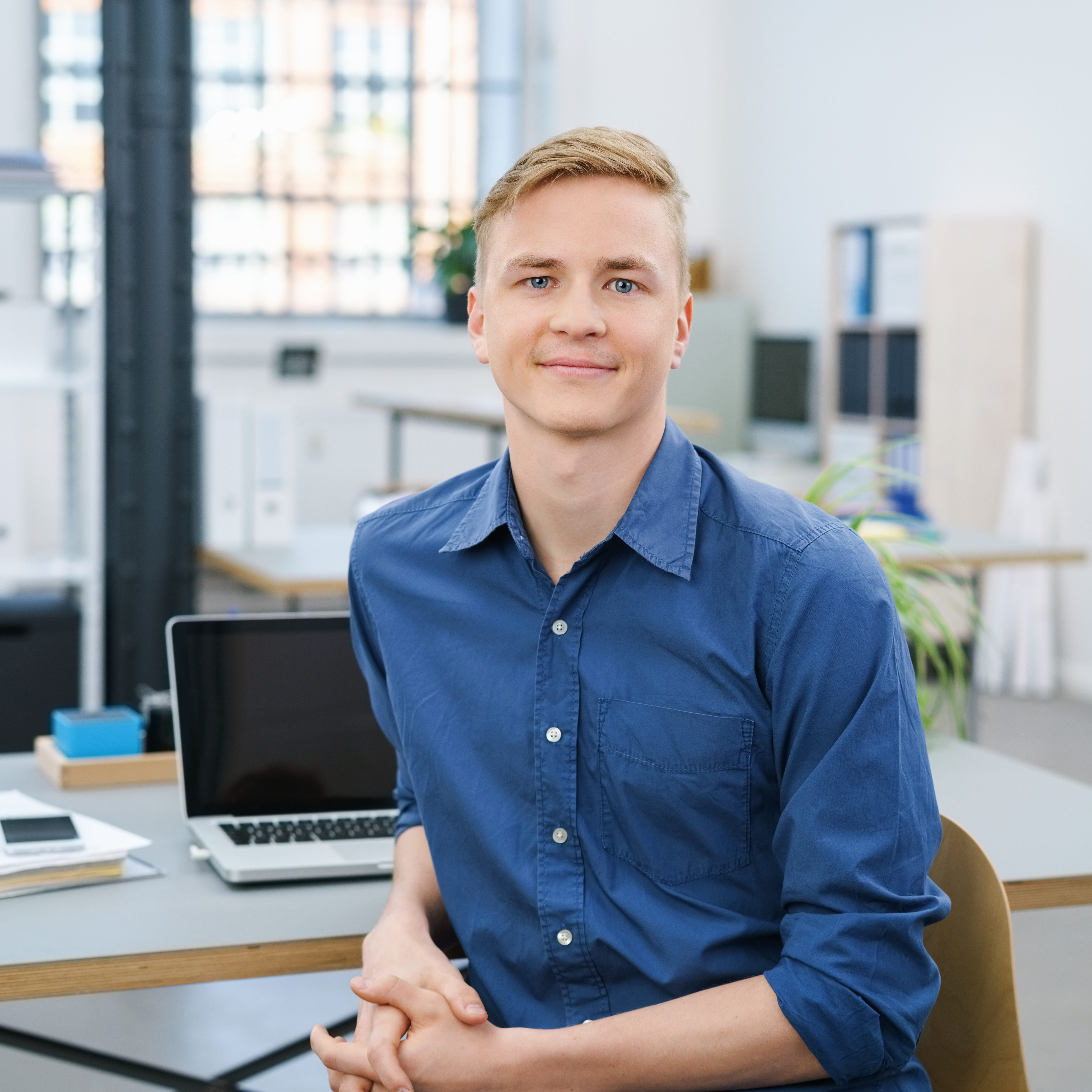 junger geschäftsmann am schreibtisch im büro